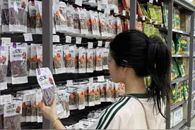 我妈妈换了个发型，比我都年轻。评论区总结一下，还是得瘦！图片