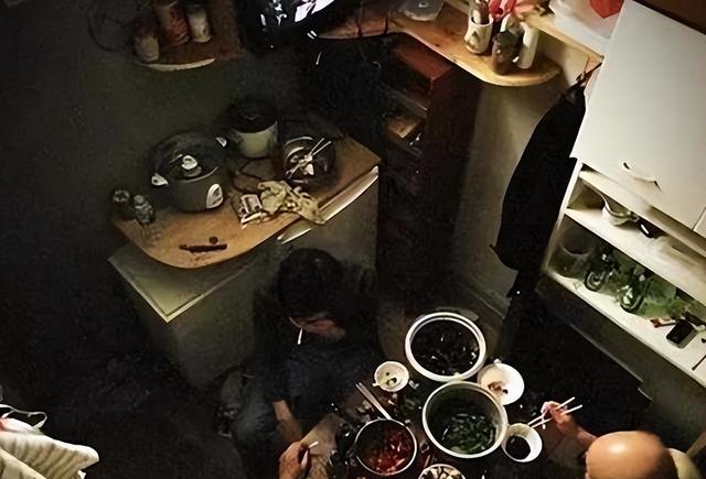 蜗居在纽约的中国穷人，男女混住毫无隐私，为何依旧不愿回国？