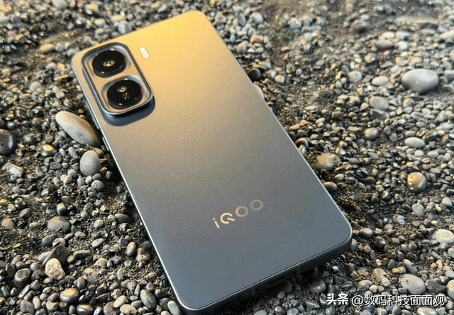 挑战小米Redmi K90，vivo iQOO Neo11主打游戏体验，2k屏幕成亮点