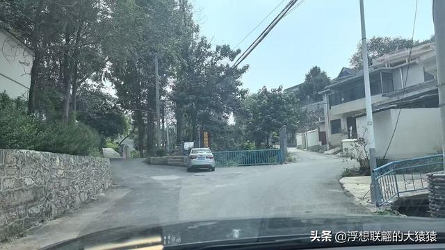 柳埠外石村里的瀑布，孩童们玩水好去处