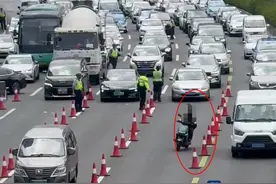 快速路上驾驶电动车冲卡逃离，深圳福田交警：行政拘留！图片