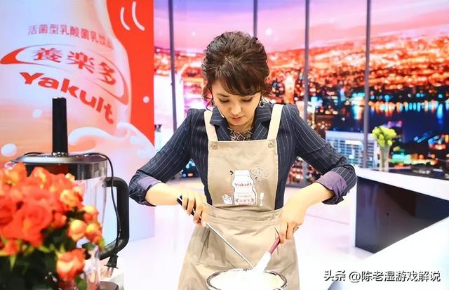 51岁主持人方琼：嫁给电视台领导，21岁儿子不仅长得像她还是学霸