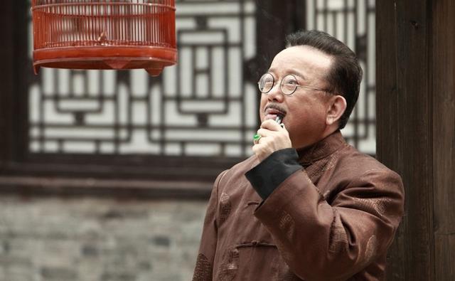 事实证明，被传卖掉上亿豪宅移民美国的王刚，已经走上另一条大道