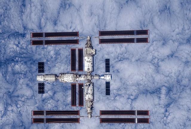 悬着的心终于放下，滞留太空的中国航天员，带来意想不到的惊喜