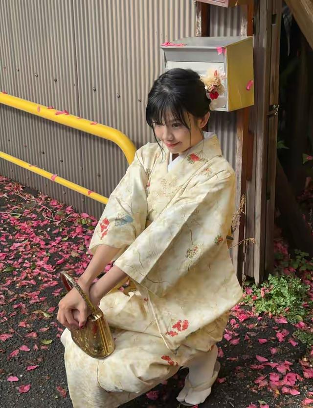 日本姑娘来中国旅游后，回国向妈妈诉说：理解了中国人的喝两杯