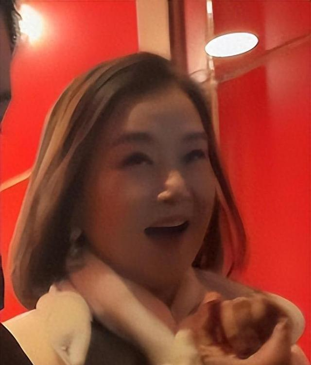 宋祖英和老友在北京观看京剧《穆桂英挂帅》