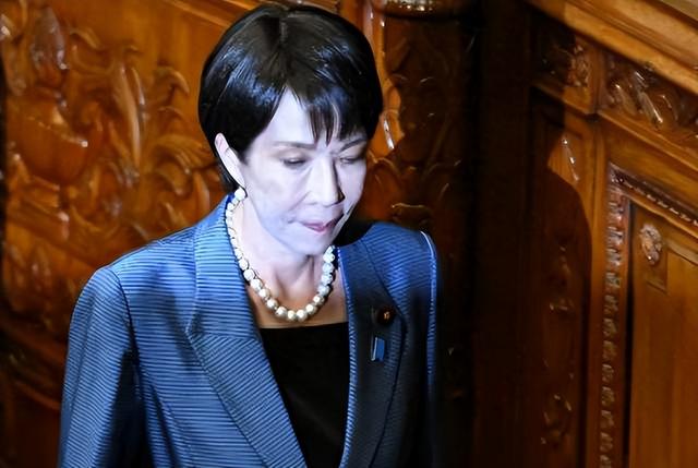 中美通完电话后	，高市早苗收到一个紧急命令，特朗普要亲自跟她谈