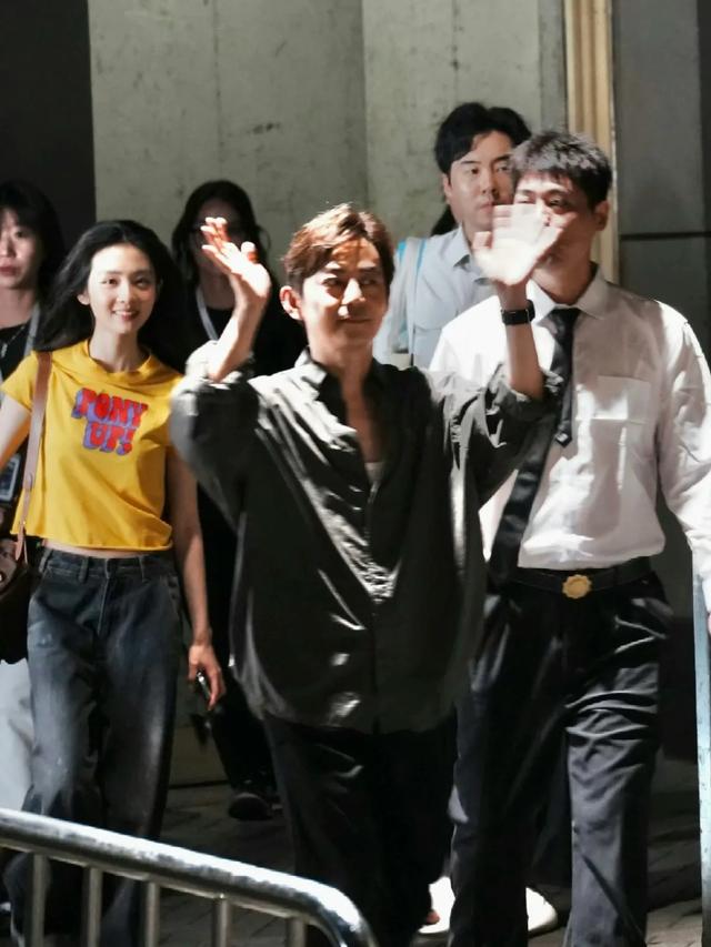 纽约地铁偶遇黄磊女儿黄多多，网友大赞她漂亮有气质，自带清冷感
