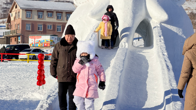 稚子“游山” 欢乐无限
