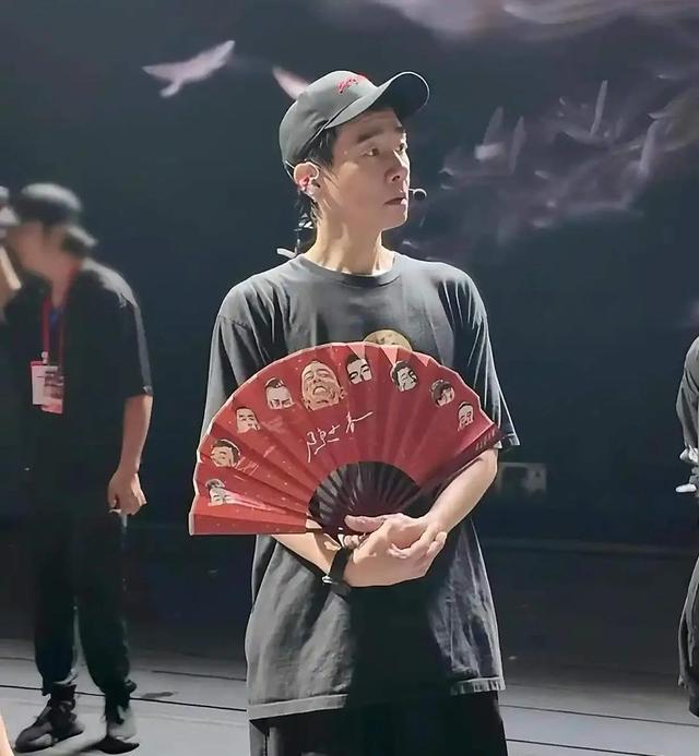58岁陈小春瘦到认不出，岁月对硬汉下手太狠