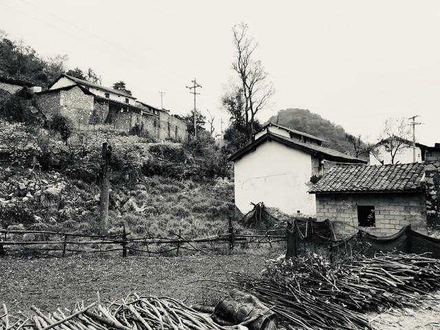 新来女秘书业务不熟，我手把手教她，她身上的香水味让我有点分心