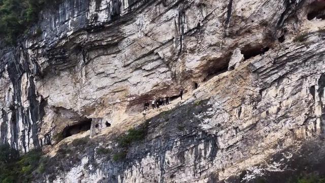 重庆乌江千米悬崖上的石门古寨，一般人不敢踏过寨门