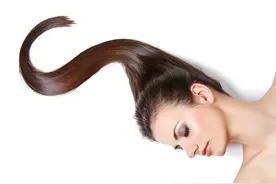 男士易脱发？2种食物越吃头越油，提醒：治疗与4大营养素密切相关图片