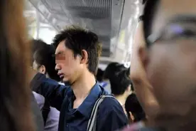 上海早高峰地铁站出现扎心一幕，体现出资本家的丑恶，令网友共鸣图片