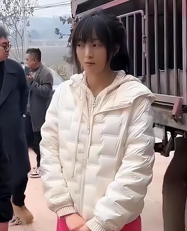 呆呆妹也没想到，杀猪宴收官才1天	， 一家人就走上了大衣哥的老路