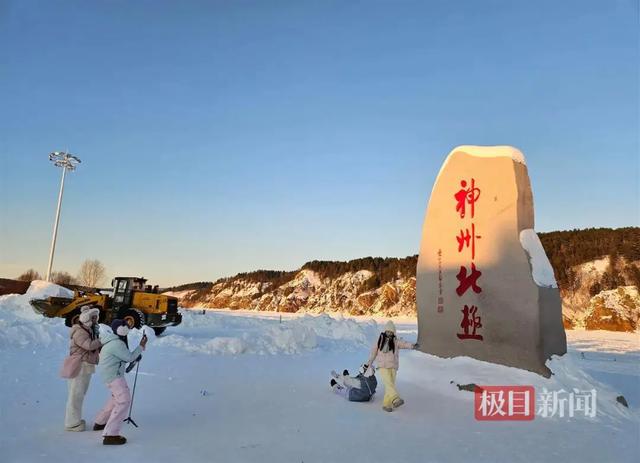 漠河北极村现“泼水成冰”自助体验项目,“10元一位随便泼”