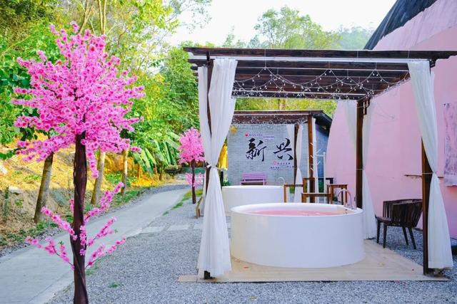 5分钟到达新兴南站！凭高铁票住房享9折优惠、泡汤泉低至¥48元/人！来禅域小镇玩转两天一夜！