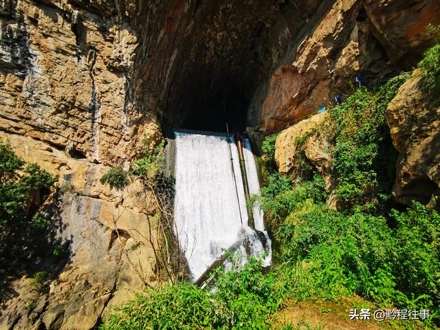 一个洞内烟云氤氲的躲匪洞，一个白练如幕的暗河瀑布