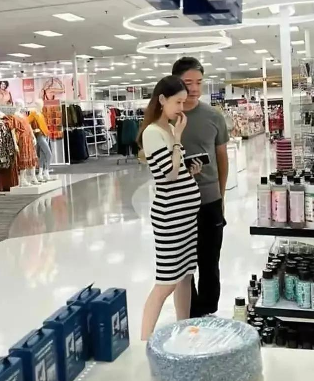 刘强东一句话暴露婚变传闻真相后，恶心一幕出现，奶茶妹妹太可怜