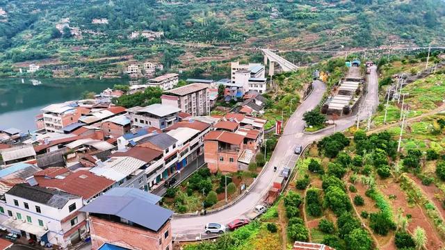 云阳养鹿镇:一江碧水,两岸春秋