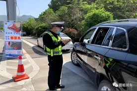 5座私家车上坐6人不再扣分？来看看2023年超载新规！交警：小心被罚图片