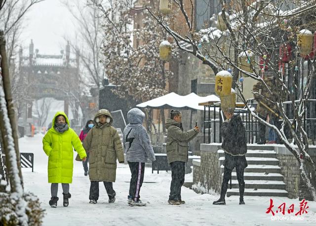 踏雪访古城！大同初雪引众游客打卡，雪景与市井气双向治愈~