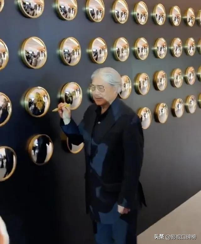 郭晶晶夫妻俩在高铁站被偶遇,没有戴口罩,霍启刚拉着破旧行李箱