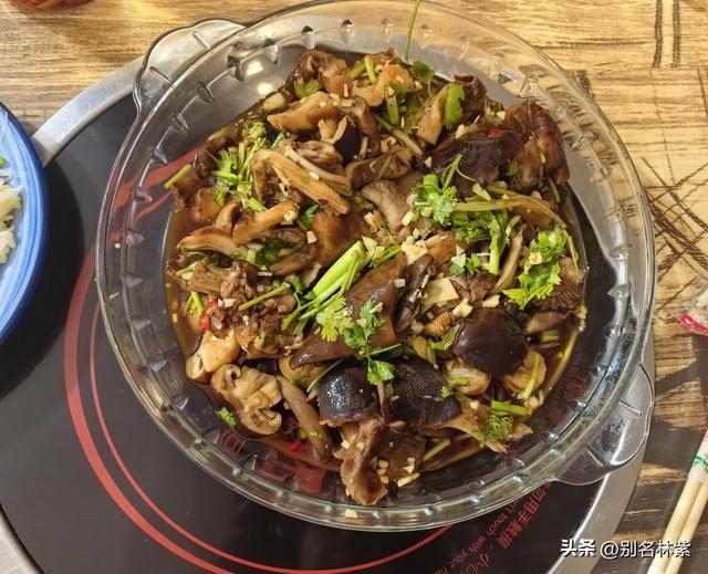 参观额尔古纳博物馆，了解蒙兀室韦和俄罗斯族历史，回青旅吃焖面