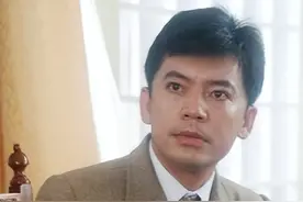 知名演员何政军：拒绝巩俐示爱，娶初恋为妻，出道36年从无绯闻图片