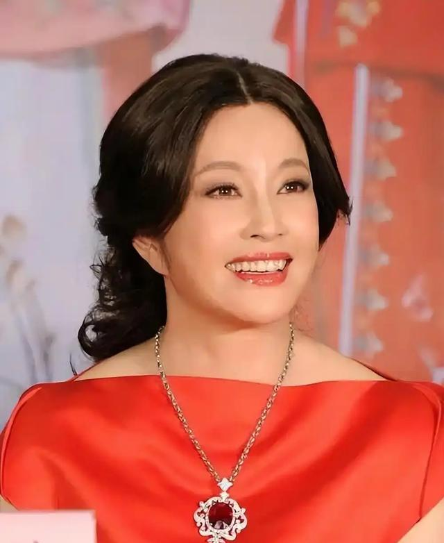 钱再多有什么用75岁刘晓庆摔断左臂,拒绝休养只因无儿无女