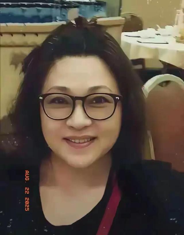 同样是李连杰的女人，64岁黄秋燕和63岁利智对比，简直天差地别