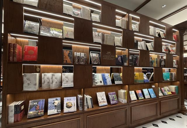 上海不只有LV巨轮，苏州河畔，一艘书香文化大船“起航”