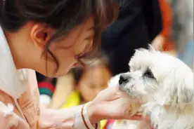 50岁的中国女子嫁给一小十几岁意大利男子，婚后生活如何？图片