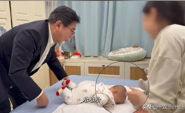 水均益跑泉州给女儿带娃，和前妻罕见同框	，主动搭话对方却不理他