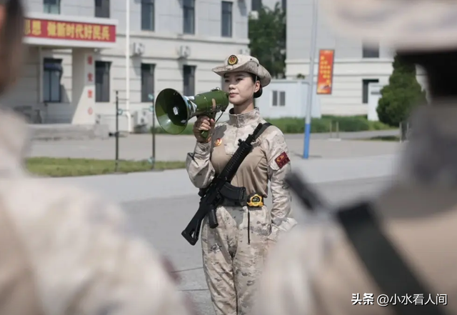 女民兵李思颖太牛了，刚阅兵结束就官宣新身份，全网恭喜，不简单