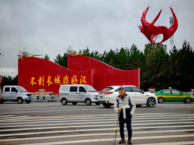74岁香港大爷重走长征路，半年徒步6000公里，即将抵达吴起镇