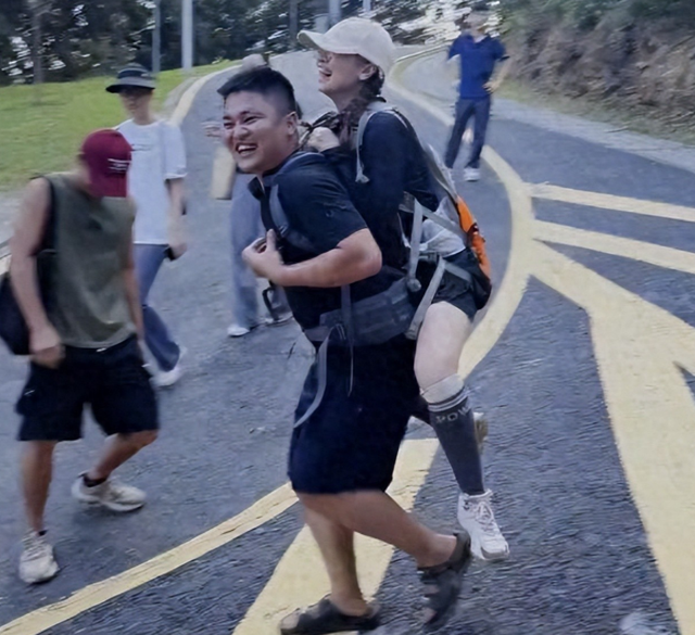 广东女子登山脚崴，被陌生小伙背40分钟下山，恶心的一幕出现了