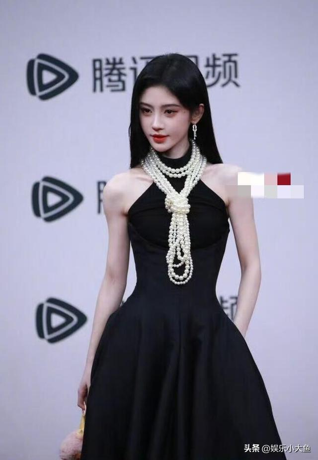 鞠婧祎出席星光大赏活动，黑色露肩长裙配珍珠项链，腰肢纤细好美