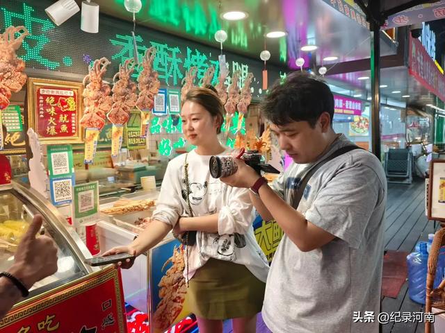 三线城市商丘市中心城区夜经济红红火火！梁园区步行街人头攒动！
