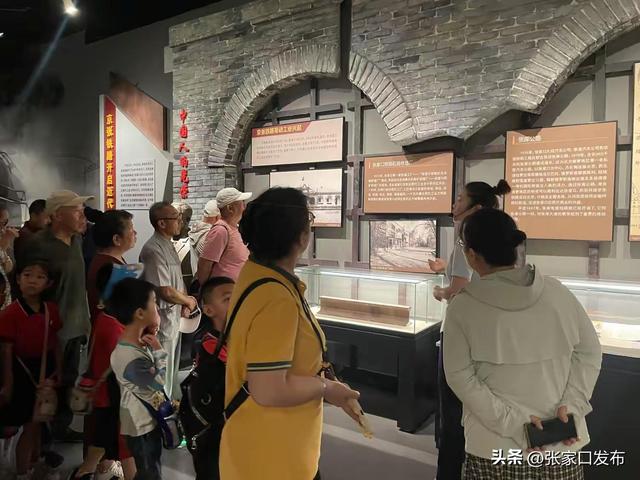 张家口：爷孙携手追寻红色历史