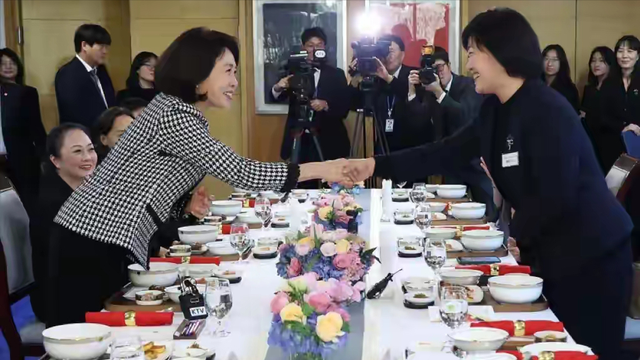 李在明夫人端庄大方，访华穿的每一套衣服	，都美在我的心巴上