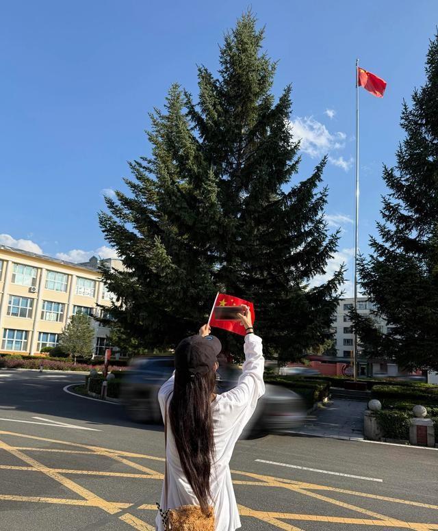 杨幂去延吉旅行，她站在玉米地里拍照，她还去了抗日博物馆！