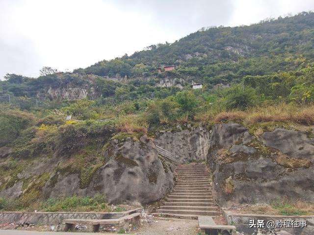 寻找一个最为艰难的躲匪洞，我难到达，土匪也难以到达