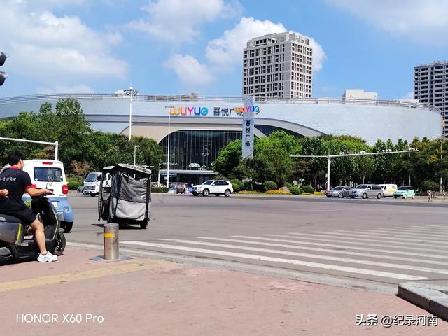 信华建国酒店和新城吾悦广场，如同商丘市中心城区的两颗璀璨明星