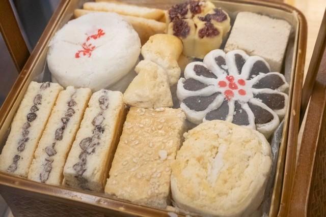 我给嫂子送孩子衣服，她刚出浴围着浴巾，红着脸让我进去喝水