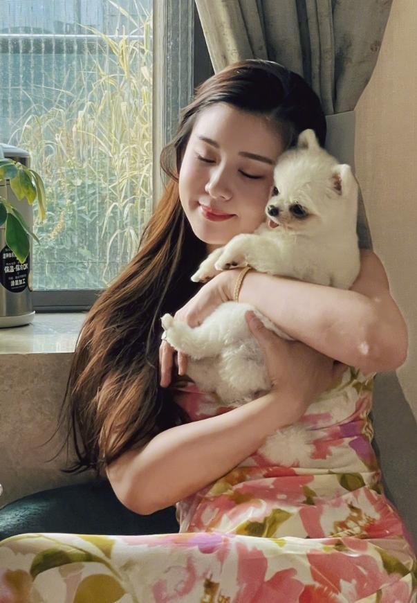 40岁李小萌太丰满，穿吊带裙都兜不住好身材，难怪直男都喜欢她