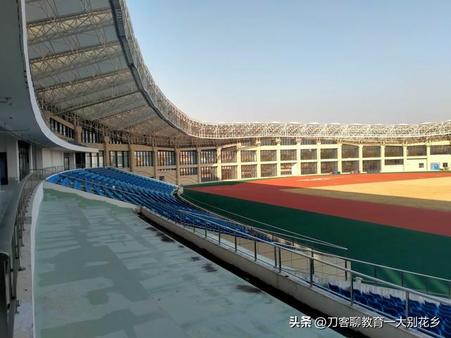 魅力麻城：位于城东滨河新区的麻城市文体中心新貌