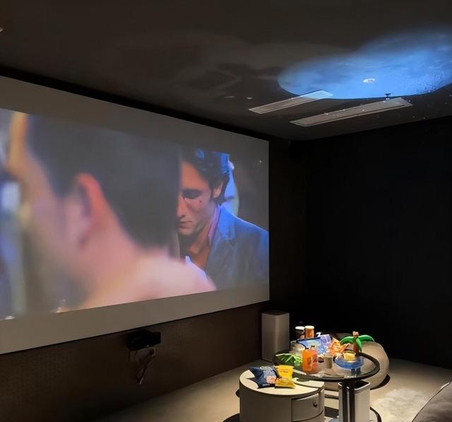 499隔衣服摸胸！私人影院暗藏涉黄：299元起步撕丝袜，还有更过火