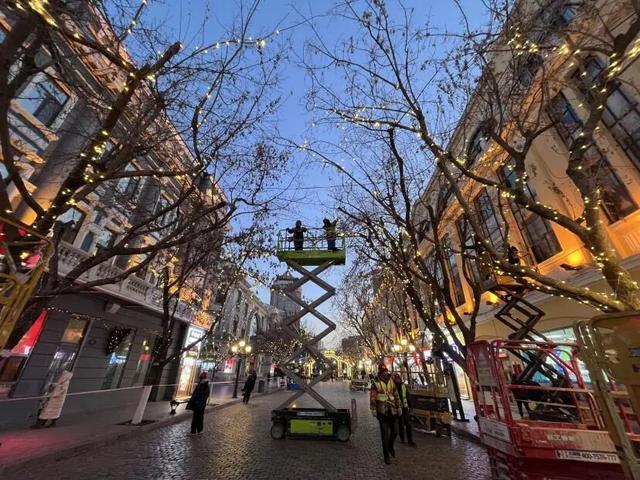 中央大街“冰雪迎宾 瑞马迎新”主题创意灯饰 今起陆续呈现