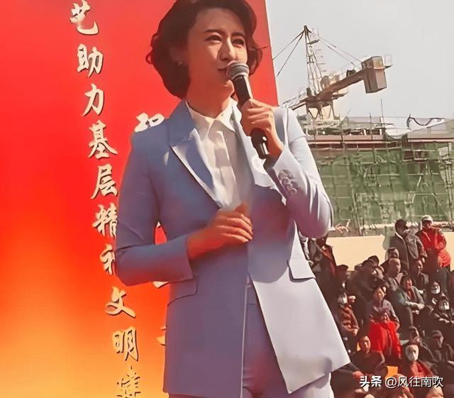 央视前主持张蕾的一组紧身衣衣照片，照出了娱乐圈恶臭的另一面